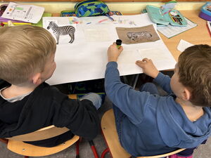 Lerngruppe beim Erstellen eines Schaubildes