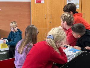 Kleinere Kindergruppe beim Lesen