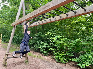 Kinder beim Spielen auf Klettergerüsten