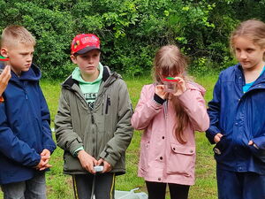 Kinder beim Experimentieren im Freien