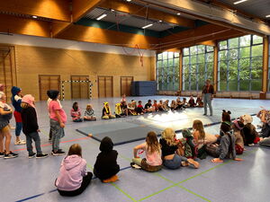 Kinder bei Gruppenspielen in der Halle