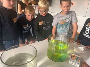Schülerinnen und Schüler beim Experimentieren