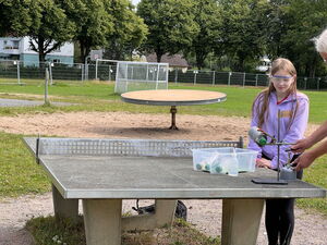 Schülerinnen und Schüler beim Experimentieren