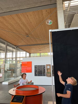 Schulkinder auf der Ausstellung Tuch und Technik