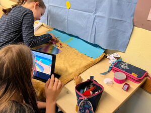 Schulkinder experimentieren mit Stop-Motion-Filmen