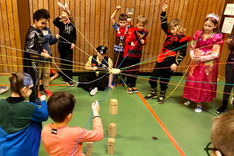 Verkleidete Kinder beim Wettspiel