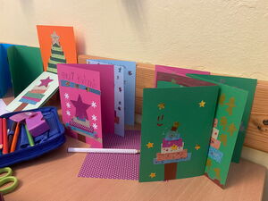 Von Schulkindern hergestellte Weihnachtsdeko