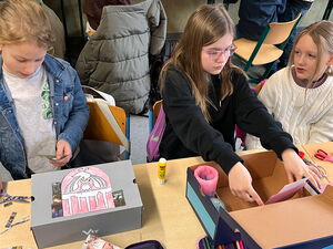 Schülerinnen und Schüler beim Basteln mit Kartons