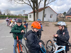 Gruppe von Kindern auf Fahrrädern