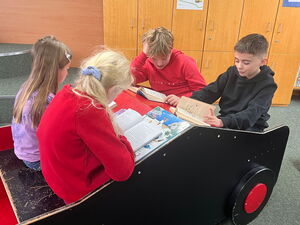 Kleinere Kindergruppe beim Lesen
