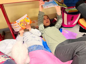 Zwei Mädchen beim Lesen