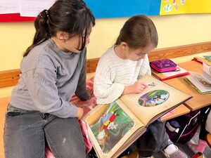 Kinder beim Lesen am Tisch