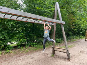 Kinder beim Spielen auf Klettergerüsten