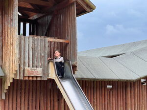Kinder beim Spielen auf Klettergerüsten