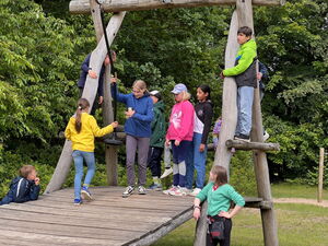 Kinder beim Wandern im Park