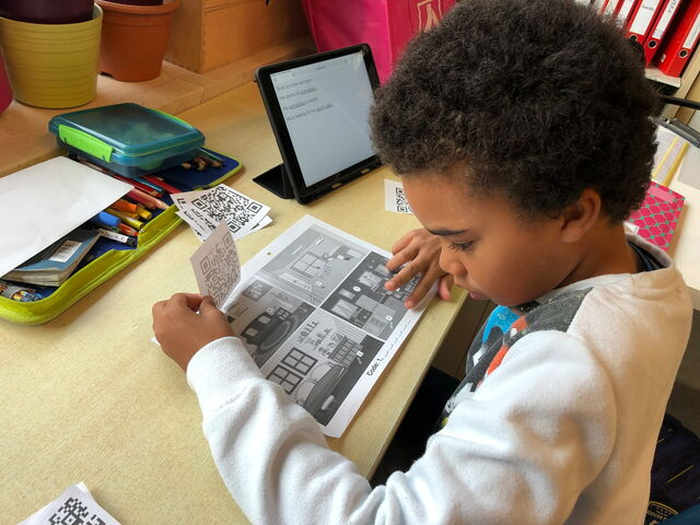 Schulkinder beim Experimentieren mit Tablets