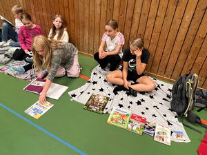 Schulkinder beim Bücherflohmarkt in der Turnhalle